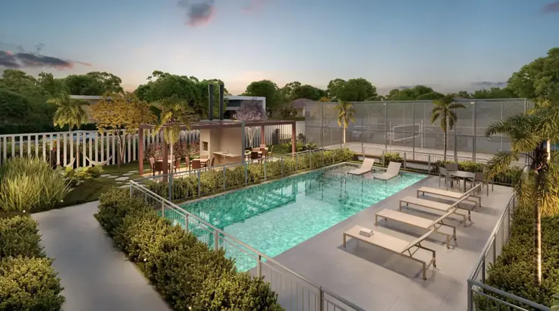 Área externa com piscina e clube